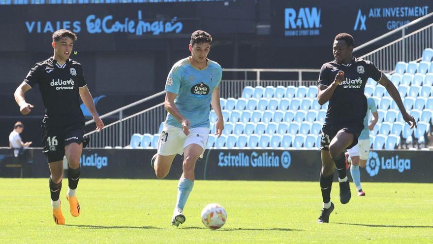 Víctor San Bartolomé conduce la pelota durante la reciente visita del Fuenlabrada a Balaídos. |  // ALBA VILLAR