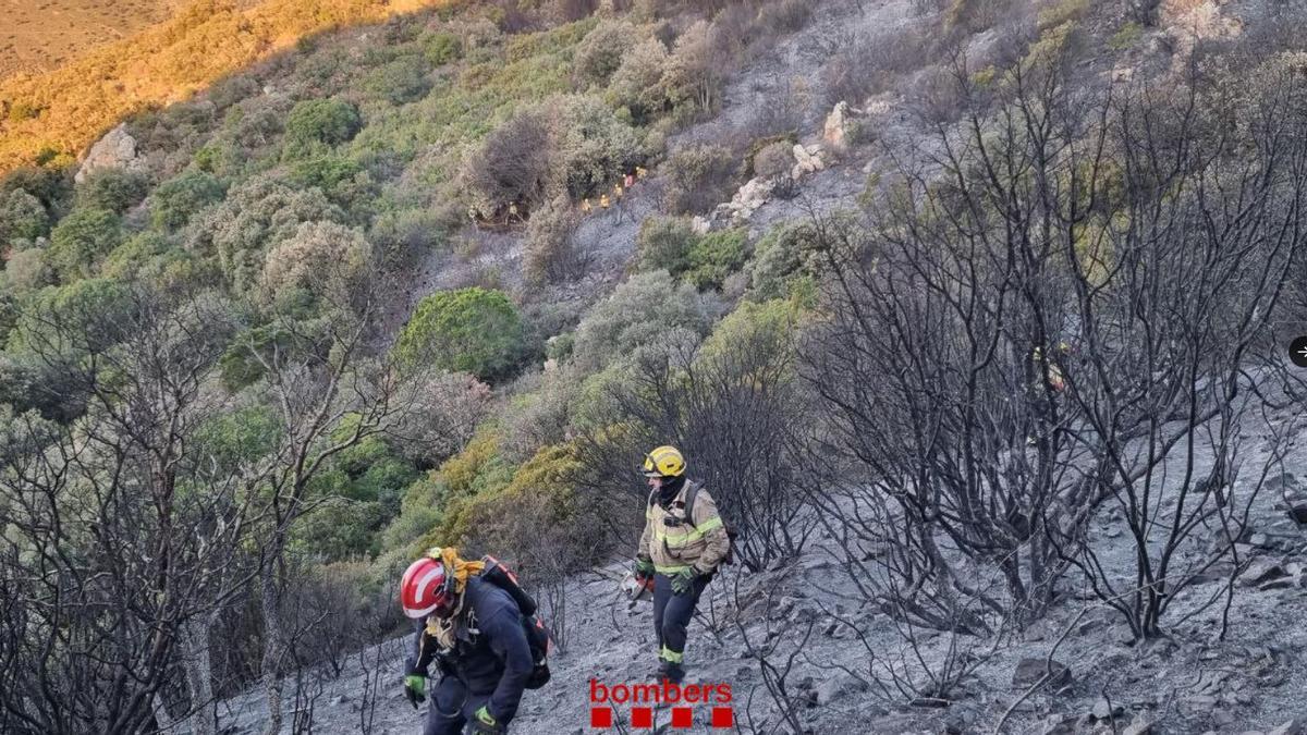 Les flames ja han cremat 111,2 hectàrees a Portbou i s'espera poder enlairar els mitjans aeris