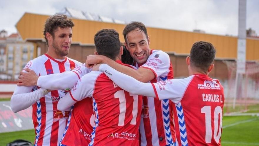 Los jugadores del Don Benito festejan un gol.