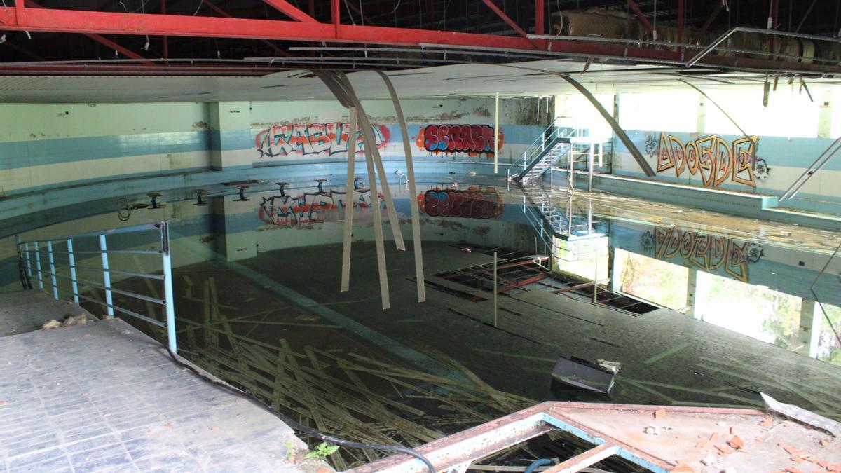 La piscina interior, completamente destrozada