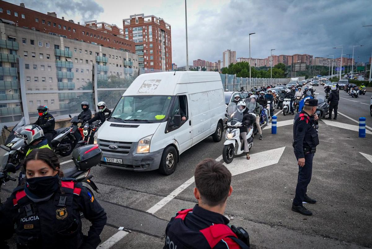 Manifestación de los trabajadores del metal en la B-20, a la altura de Cornellà