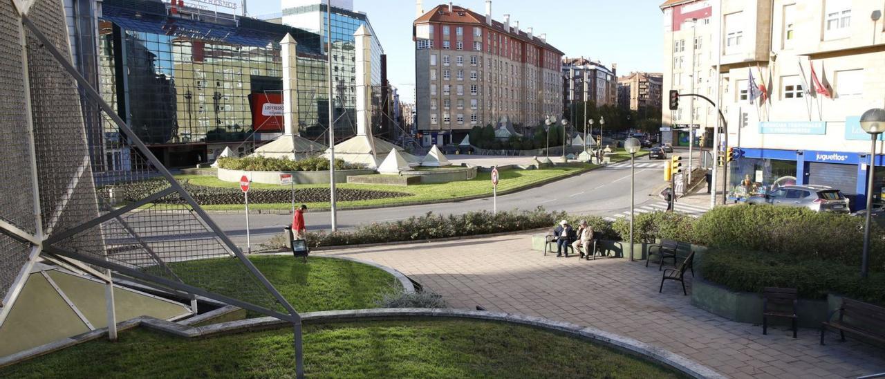 La plaza de Los Fresnos, con el centro comercial a la izquierda. | Ángel González