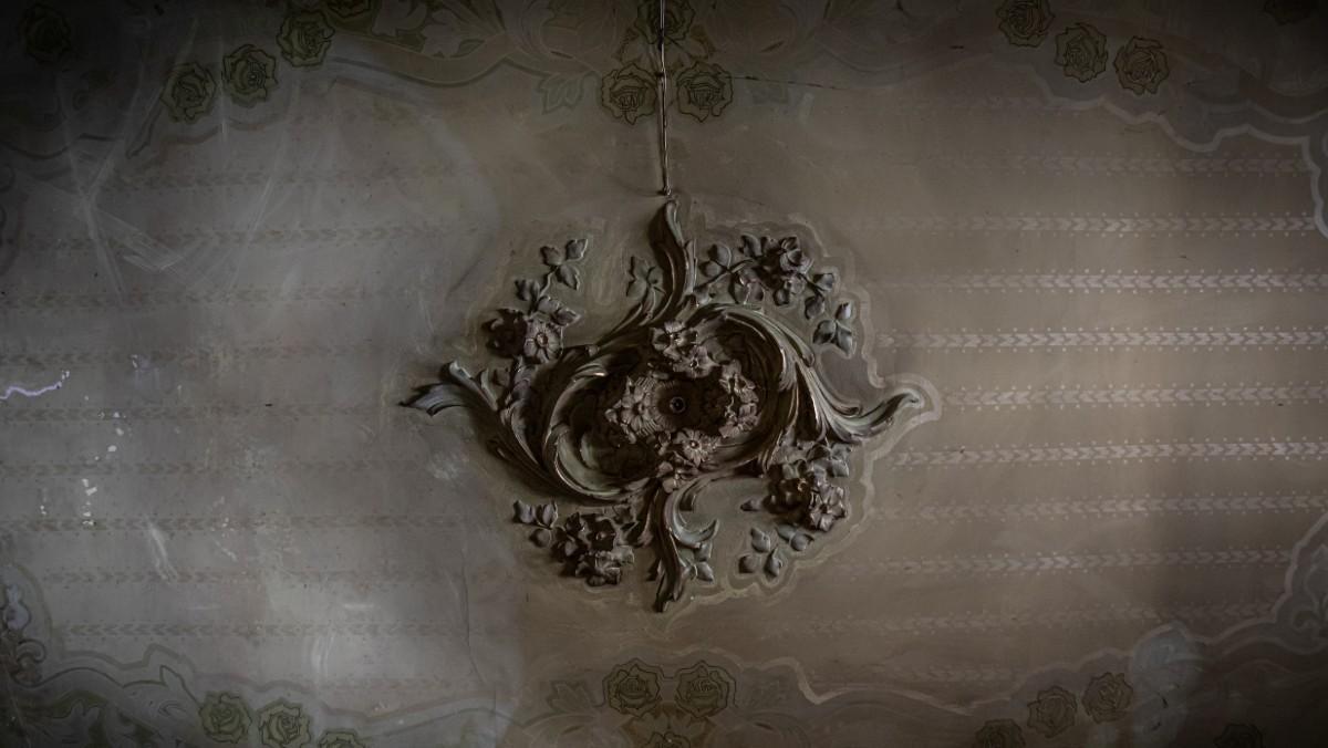 Detalle de las molduras de uno de los techos de la Casa Tosquella.