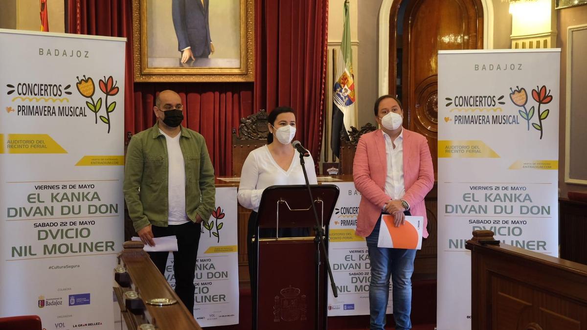 La concejala de Festejos junto a los promotores de los conciertos en el Ayuntamiento de Badajoz.