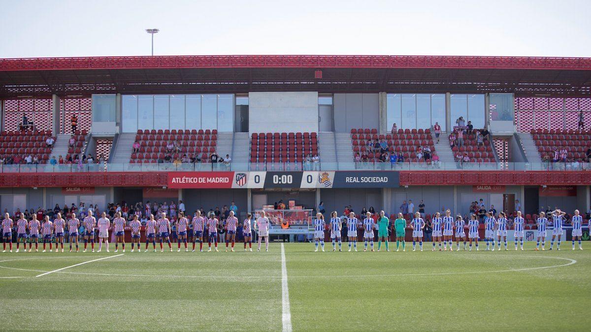 El Atlético de Madrid y la Real Sociedad en el césped del Centro Deportivo Wanda, sin presencia arbitral.