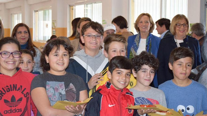 Las consejeras de Agricultura y Educación, ayer, en su visita al colegio Carmen de Burgos.