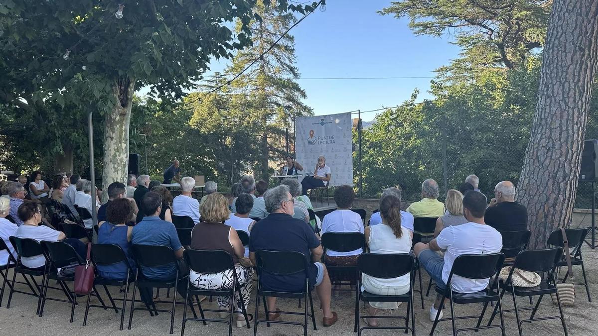 Carlota Gurt hablando de 'Els erms' y su proceso de escritura con Enric Tubert, en los jardines de la Societat d'Agullana.