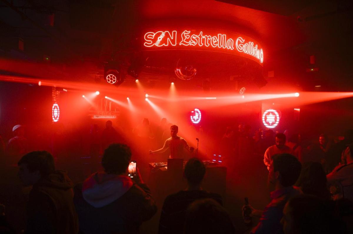 Una imagen del Café Berlín durante la actuación de Chico Blanco.