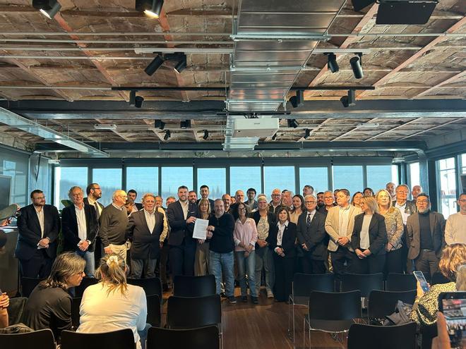 Más de ochenta alcaldes catalanes firman un manifiesto para reclamar soluciones para cientos de urbanizaciones catalanas.