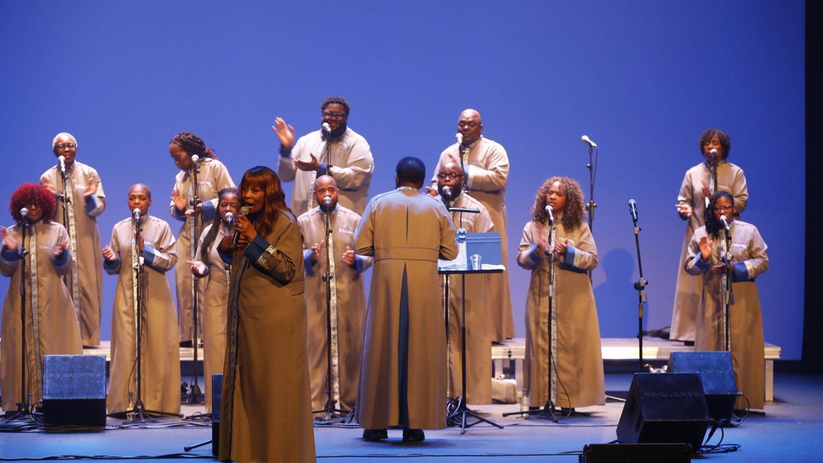 "Chicago Mass Choir" abre el ciclo de góspel en el teatro Jovellanos (en imágenes)