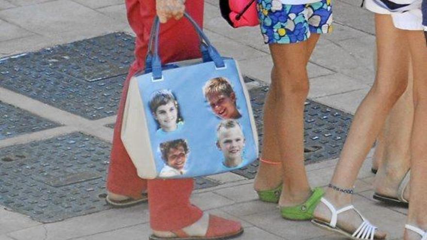 Sofía (oder besser gesagt ihre Beine und Füße, links) bei einem Ausflug mit ihren Enkeln auf Mallorca.