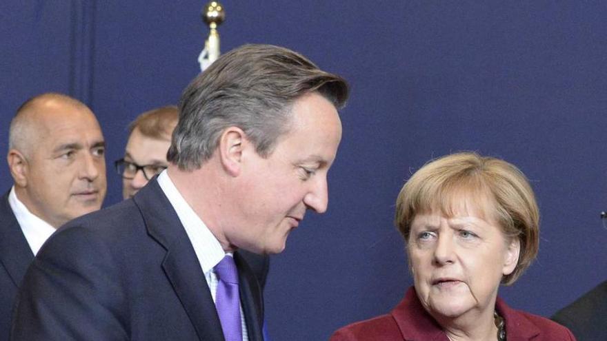 Cameron y Merkel, ayer, al inicio del Consejo Europeo.