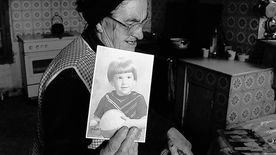 Sara Balboa, vecina de Beariz, muestra una foto de su sobrino de niño.