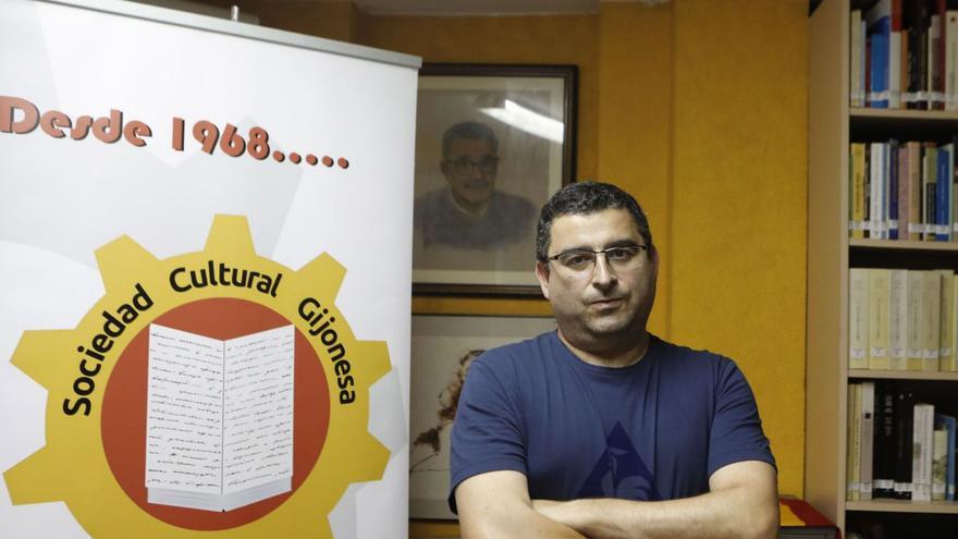 Pedro Roldán, en la sede de la Sociedad Cultural Gijonesa.