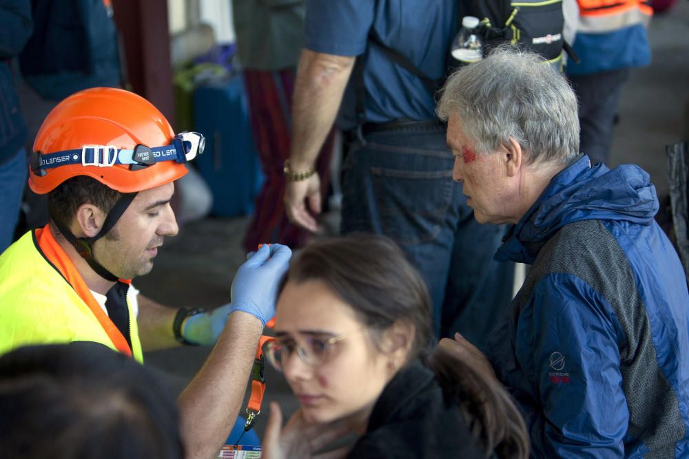 Varios de los heridos hoy en el accidente ferroviario ocurrido esta mañana en O Porriño al descarrilar un tren en las inmediaciones de la estación.