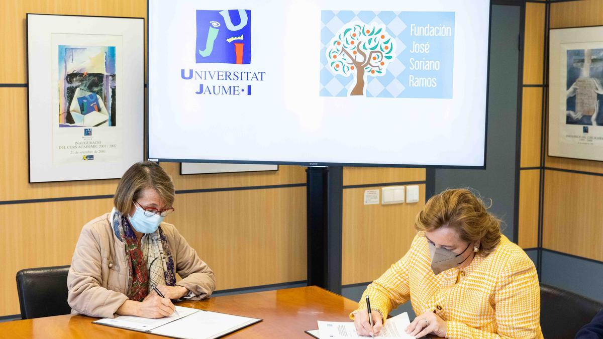 La rectora, Eva Alcón, y Sonia Soriano, de la fundación José Soriano, firman el convenio de colaboración para crear la cátedra  de Actividad Física y Oncología de la UJI