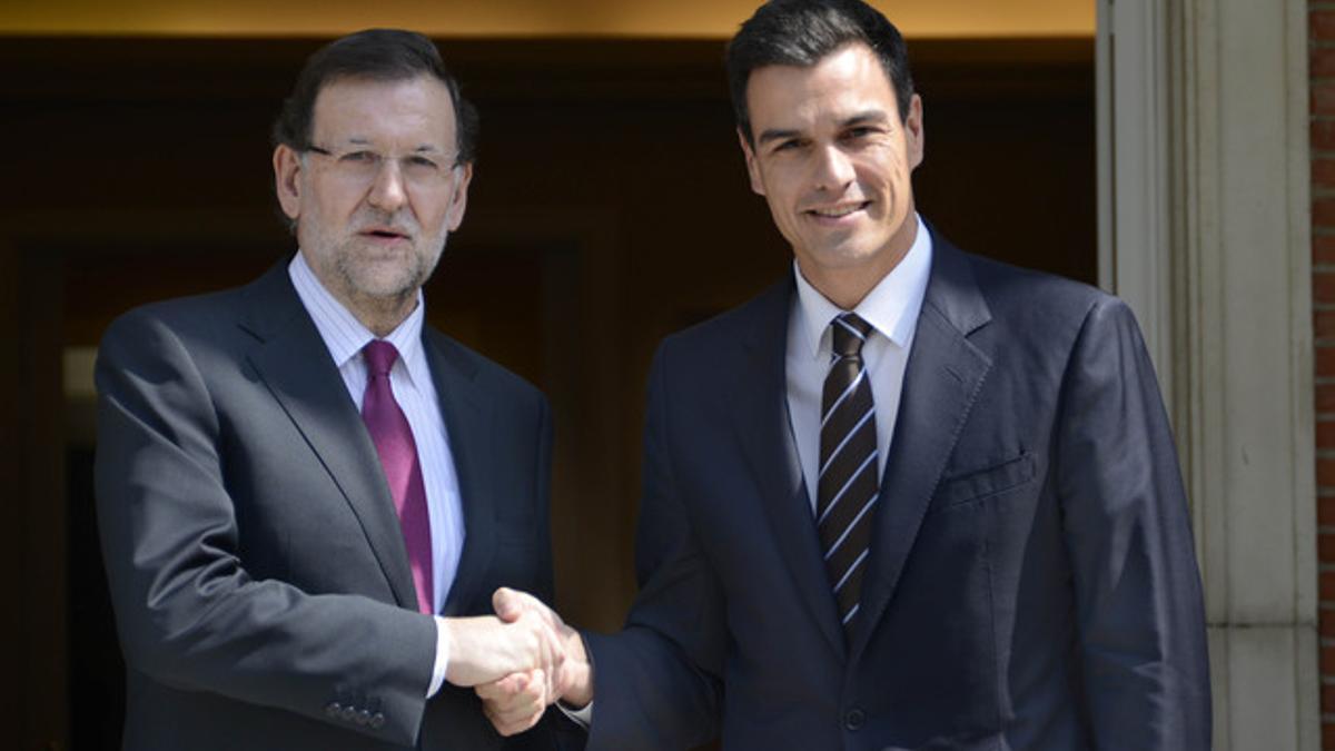 Aire distendido y sonrisas en el primer encuentro entre Rajoy y Sánchez en La Moncloa