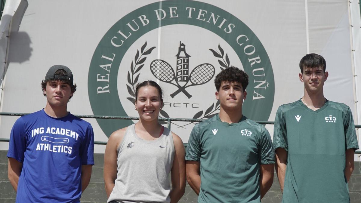 Nico Bellas, Eva Álvarez, Yeray Quián y Saúl Berdullas posan en las instalaciones del Real Club de Tenis Coruña.