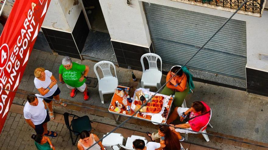 Almuerzo popular y 'Palo jabón' a falta de una hora para que comience La Tomatina