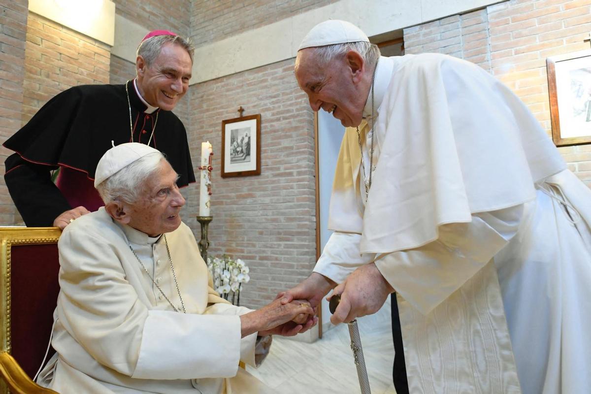 El papa Francisco saluda al papa emérito Benedicto XVI, durante un encuentro, el 27 de agosto del 2022.