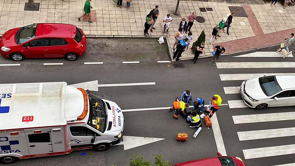 Trasladan al HUCA a una mujer tras sufrir un atropello en Vallobín  | LNE