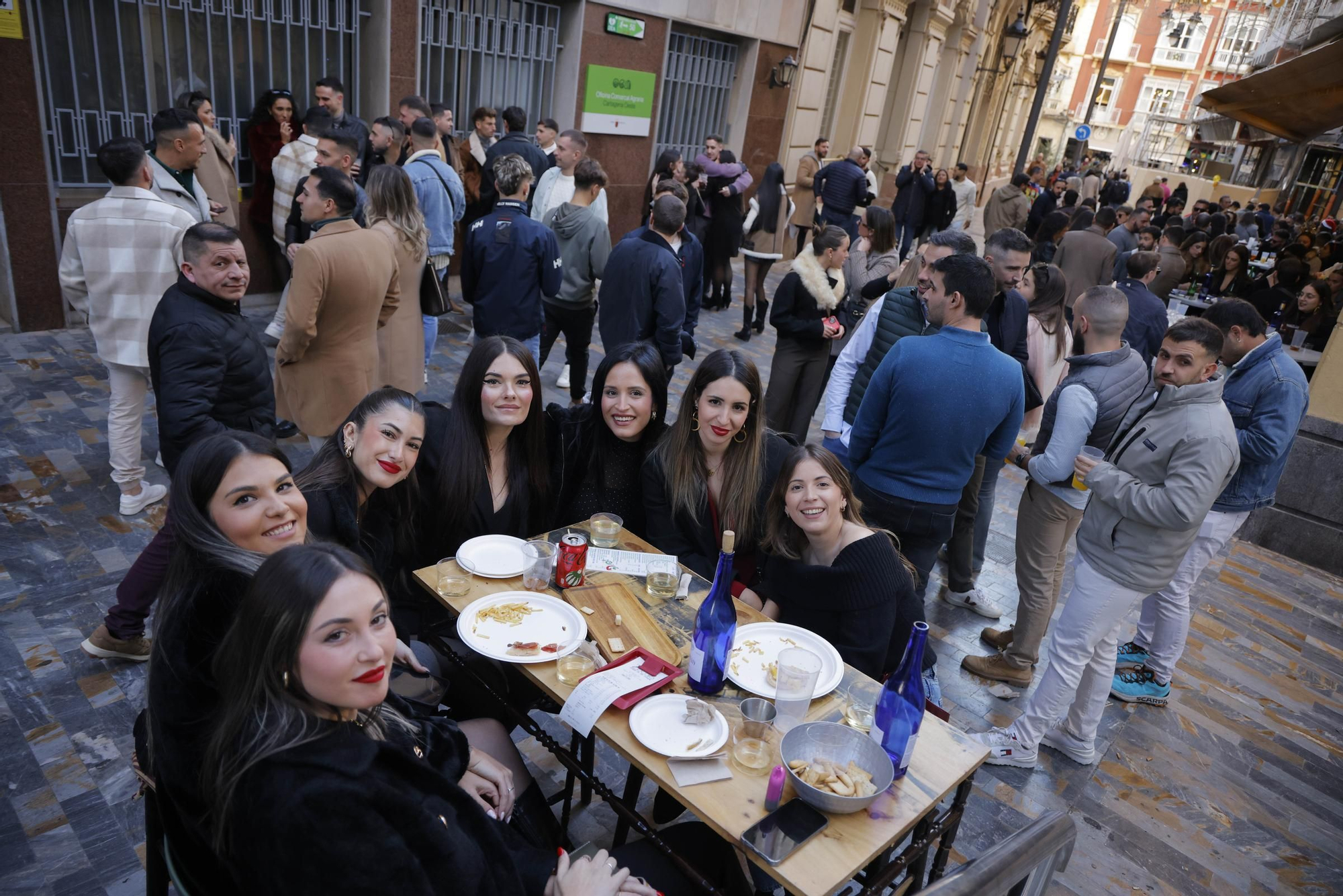 Las calles de Cartagena vibran con el 'tardeo' de Nochebuena