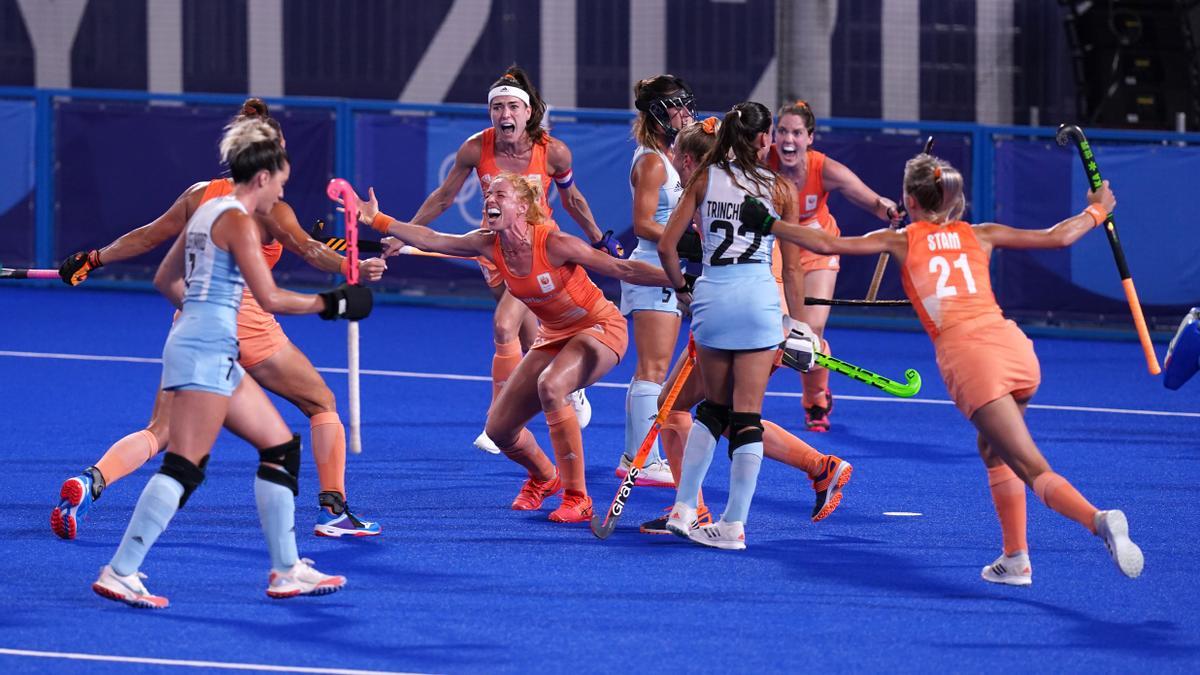 Las jugadores de Países Bajos celebran uno de sus goles en la final de los Juegos Olímpicos de Tokio ante Argentina
