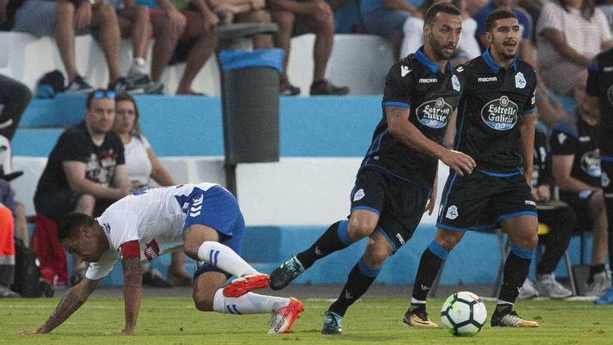 Guilherme controla el balón en presencia de Bakkali.