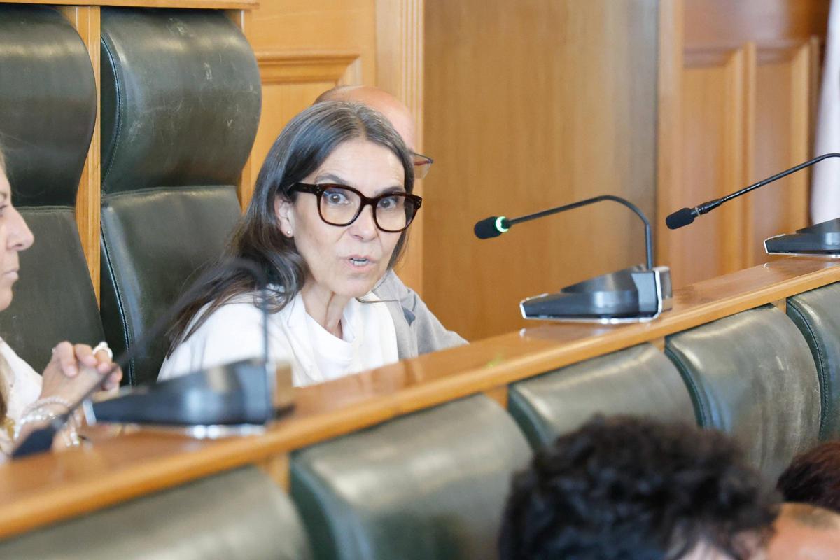 A concelleira non adscrita Mercedes Rosón unha sesión plenaria en Raxoi