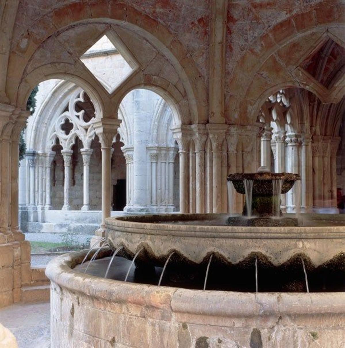 La fuente del claustro es una de las construcciones más llamativas del monasterio de Poblet y es de estilo románico.