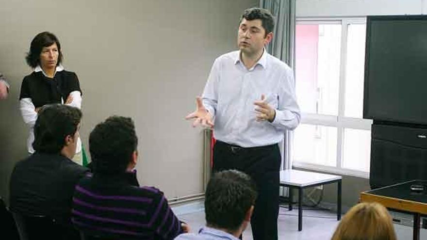 Ovidio Rodeiro ayer, con representantes de asociaciones juveniles de Ourense.