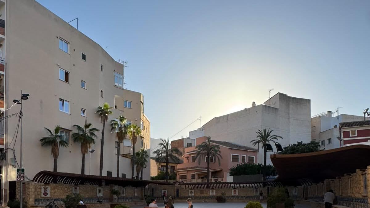 El PSOE de Polop denuncia el deterioro de la plaza de los Chorros en el 50 aniversario de su remodelación