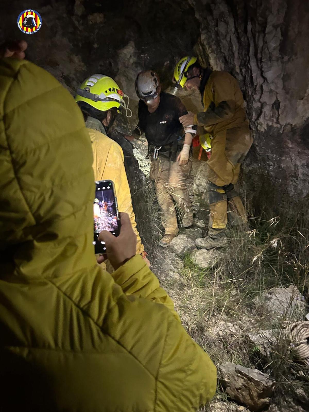 Los bomberos y espeleólogos, en el interior de la cavidad, durante el rescate.