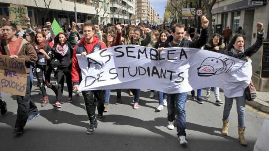 Los estudiantes de Alcoy cortaron el tráfico una hora y media. En Alicante las aulas de los institutos estuvieron a medio gas.