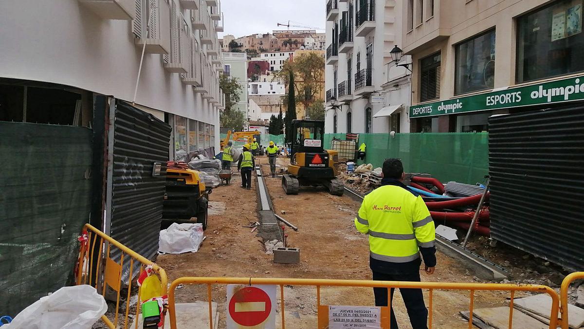 Imagen de las obras de construcción de un hotel en el paseo Vara de Rey el pasado mes de marzo. | CÉSAR NAVARRO