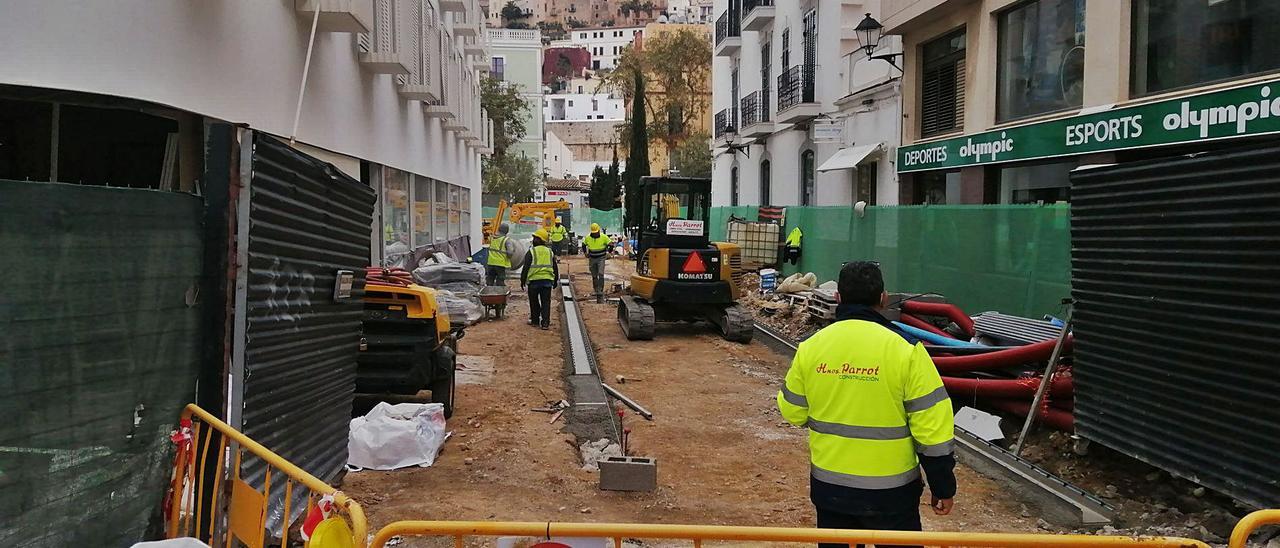 Imagen de las obras de construcción de un hotel en el paseo Vara de Rey el pasado mes de marzo. | CÉSAR NAVARRO