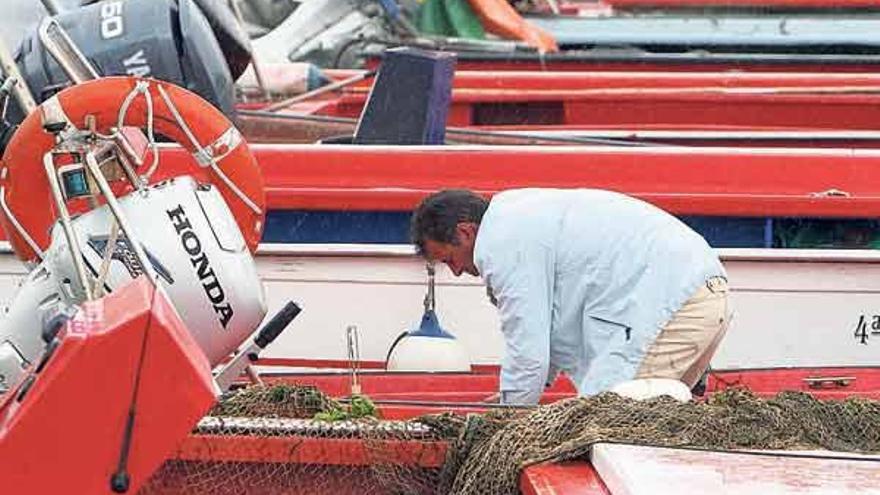 En Carril, los marineros ultimaban ayer la preparación de las embarcaciones.