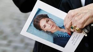 Un invitado llega al funeral de la actriz francesa Nadia Farès (retrato) en la iglesia de Saint-Jean de Montmartre en París.