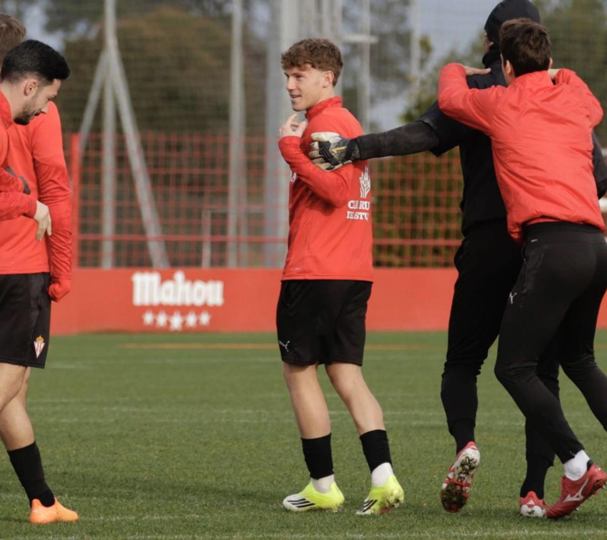 Alex Oyón, en el centro, ayer, en Mareo. | JUAN PLAZA