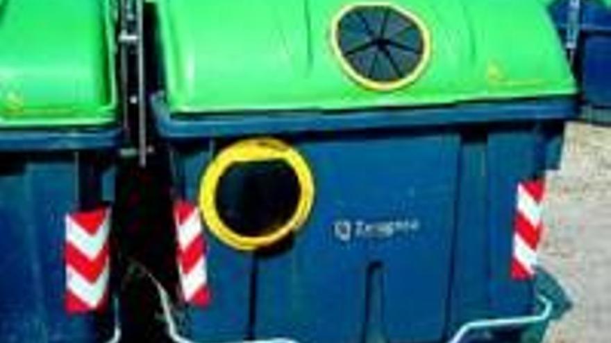 Zaragoza estrena 85 contenedores de basura accesibles