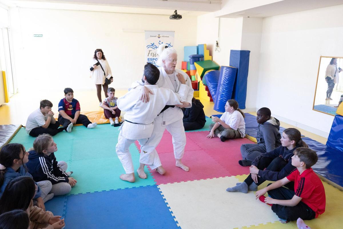 Las imágenes de la visita de la deportista paralímpica Marta Arce Payno al colegio Es Vedrà