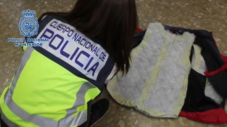 Una mujer aterriza en Málaga con cuatro anoraks impregnados de coca