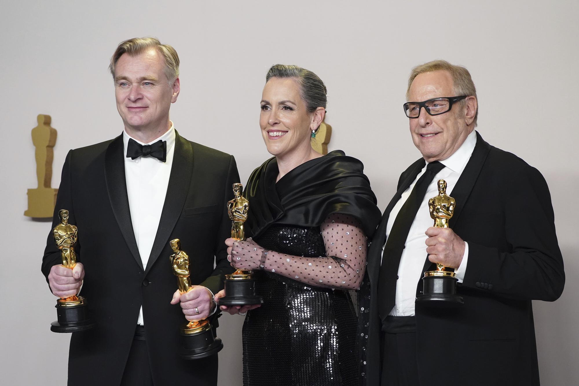 Christopher Nolan, from left, Emma Thomas, and Charles Roven pose in the press room with the award for best picture for "Oppenheimer" at the Oscars on Sunday, March 10, 2024, at the Dolby Theatre in Los Angeles. (Photo by Jordan Strauss/Invision/AP) Associated Press/LaPresse Only Italy and Spain / EDITORIAL USE ONLY/ONLY ITALY AND SPAIN