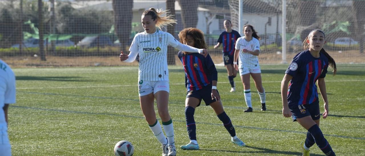 Andrea Palacios controla la posesión durante el choque ante el Barcelona B.