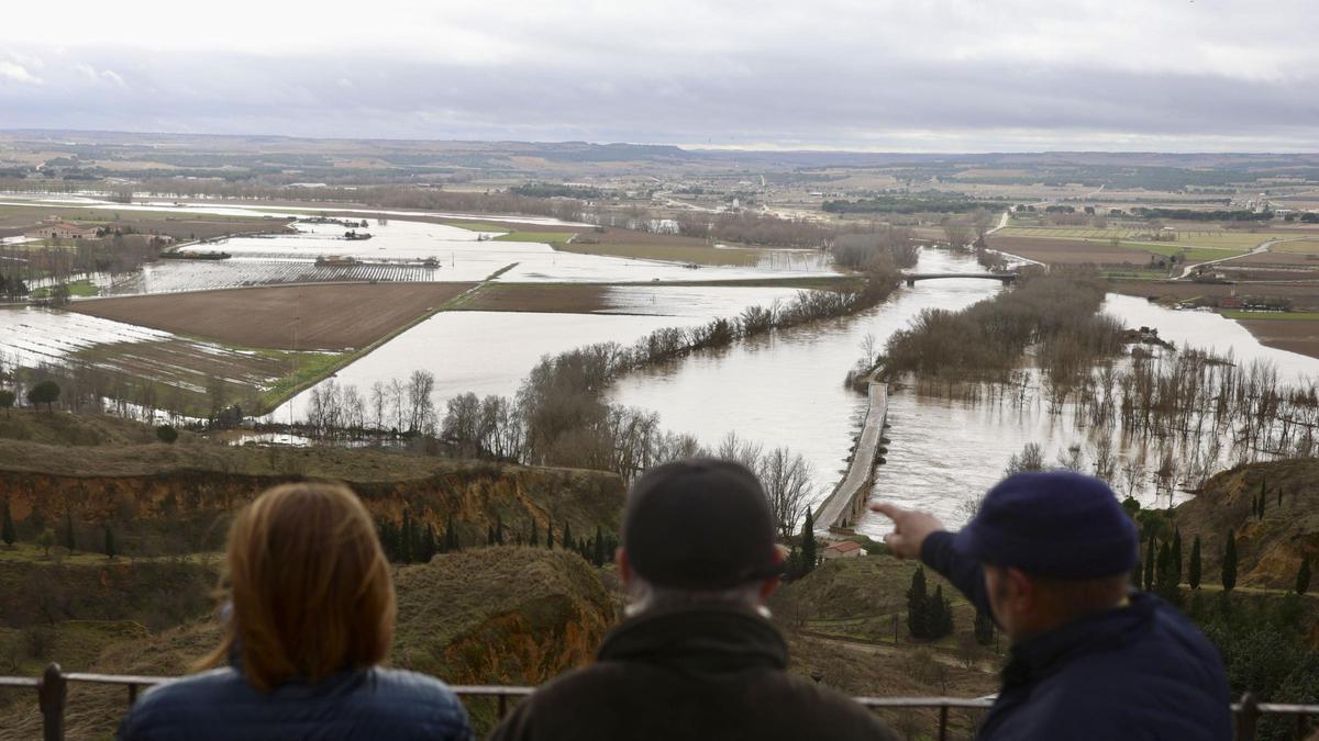 Cortada la N-122 a la altura de Toro por el desbordamiento del Duero.
