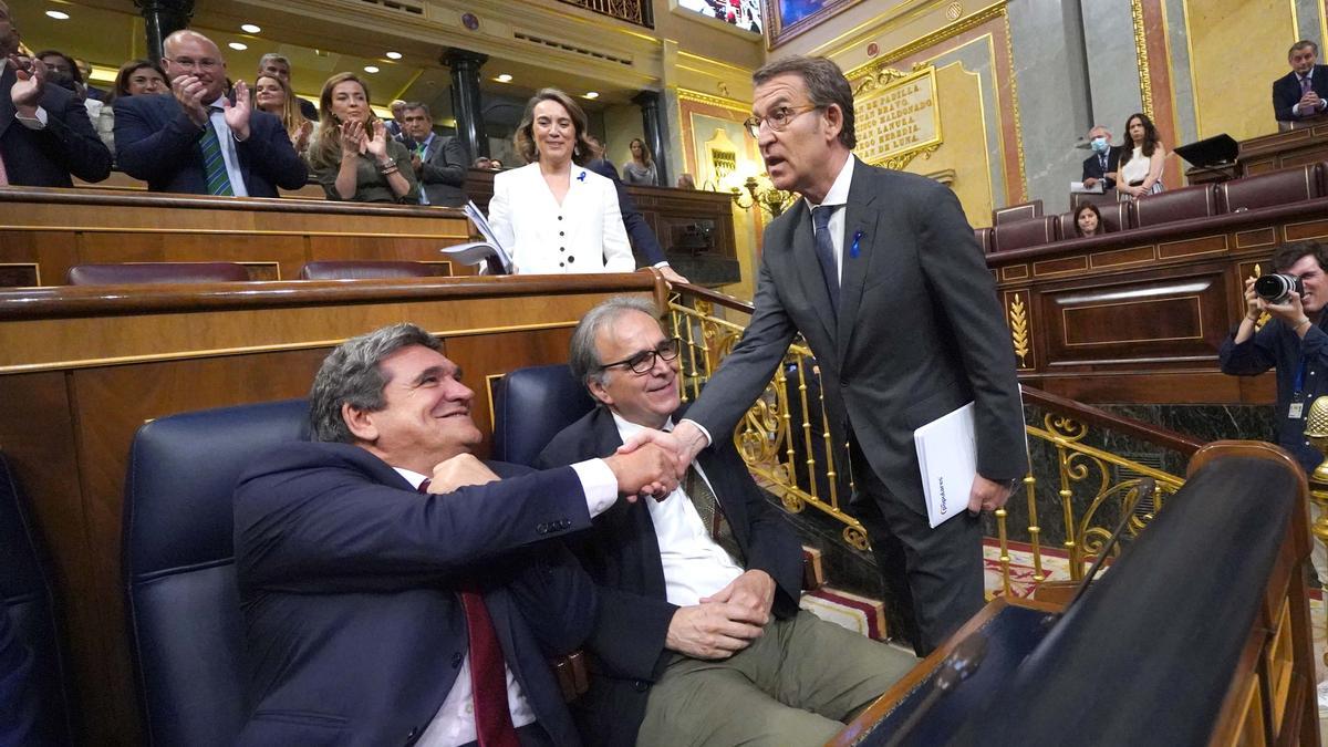 Alberto Núñez Feijóo, este martes en el Congreso, saluda al ministro José Luis Escrivá.