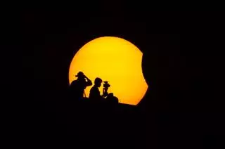 Els millors filtres per fotografiar l’eclipsi solar amb el mòbil i on es poden comprar