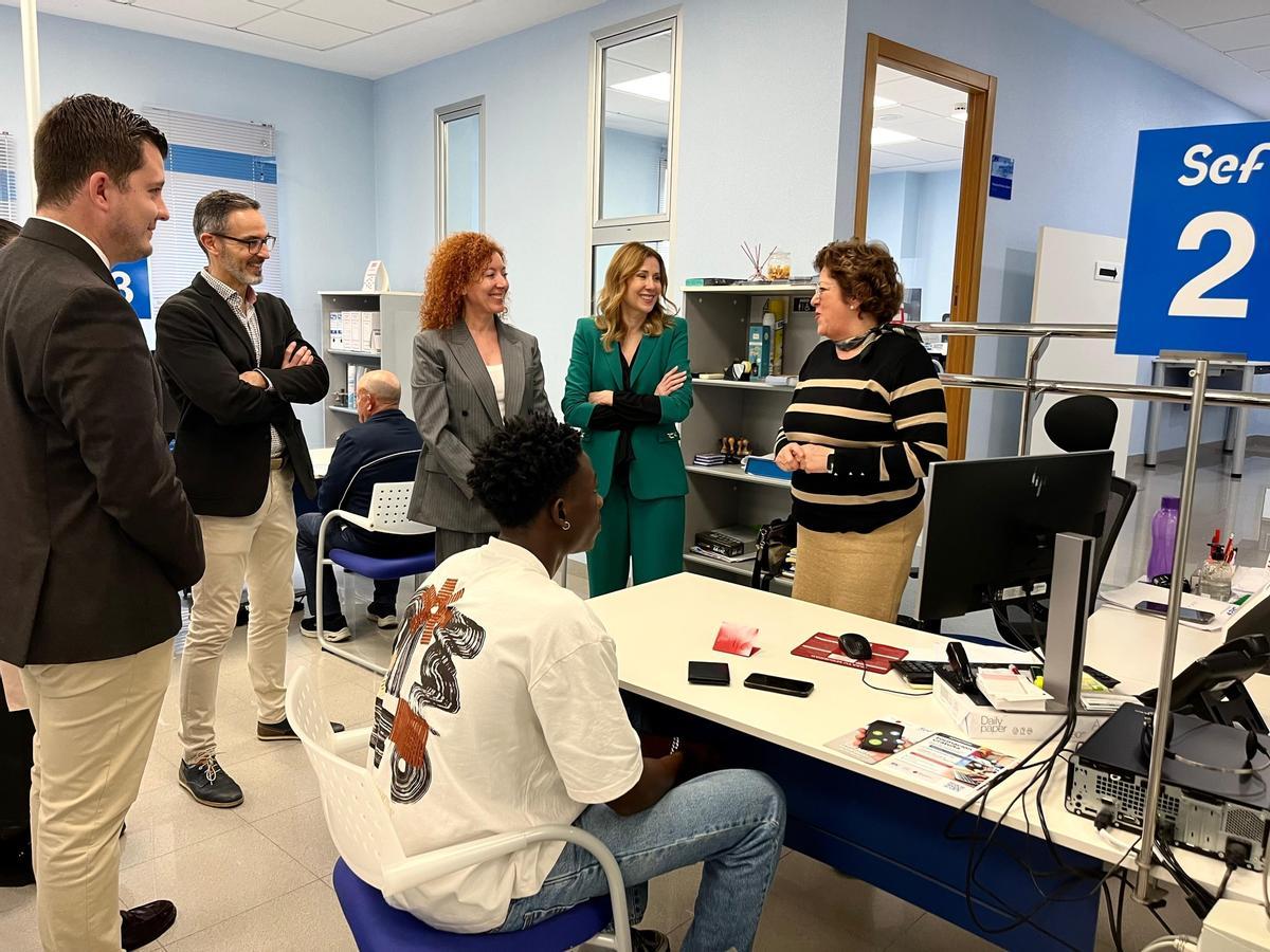 La consejera de Empresa, Empleo y Economía Social, Marisa López Aragón, visita la Oficina de Empleo del SEF en Totana.