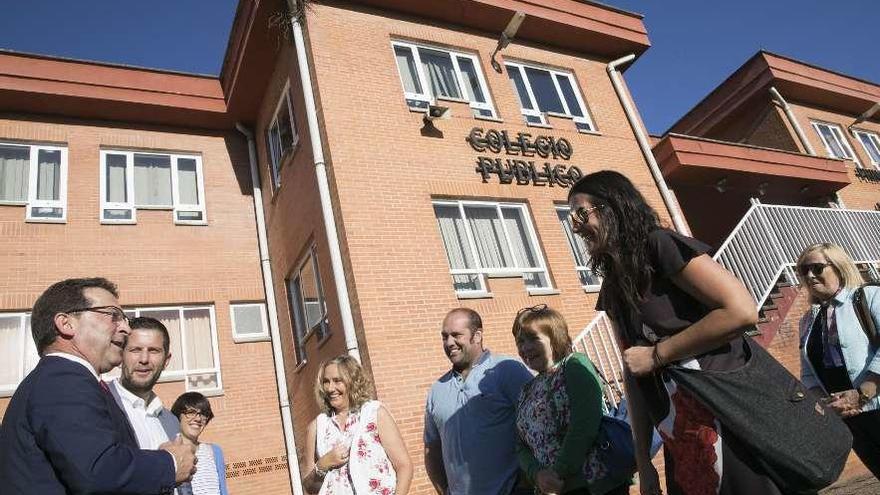 El consejero de Educación, Genaro Alonso, a la izquierda, con los responsables del colegio.