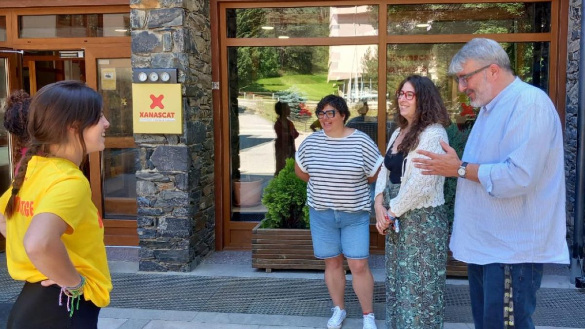 Visita de la directora general de Joventut, Clara Quirante a un alberg de la Cerdanya, aquest dimarts.